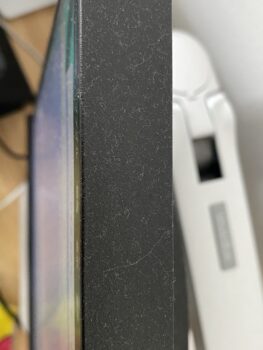 黒いモニターにつく埃は目立つのか